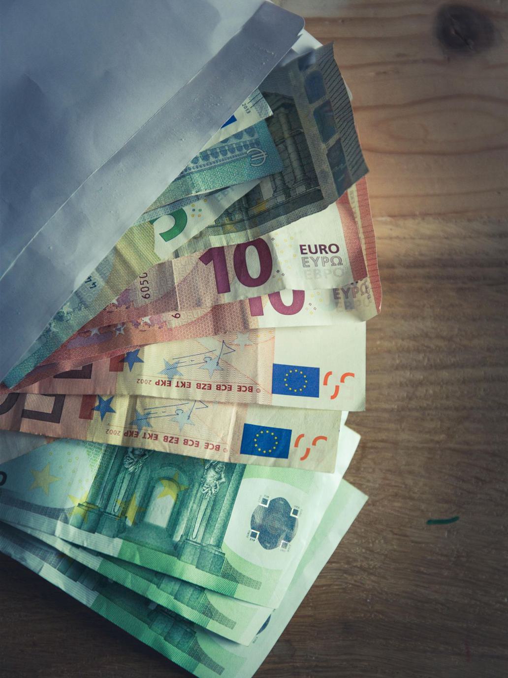 50 Euro Rechnung Auf Braunem Holztisch